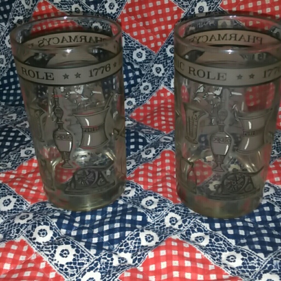2VINTAGE 1776-1976 PHARMACY HISTORIC GLASSES. - Picture 3 of 8